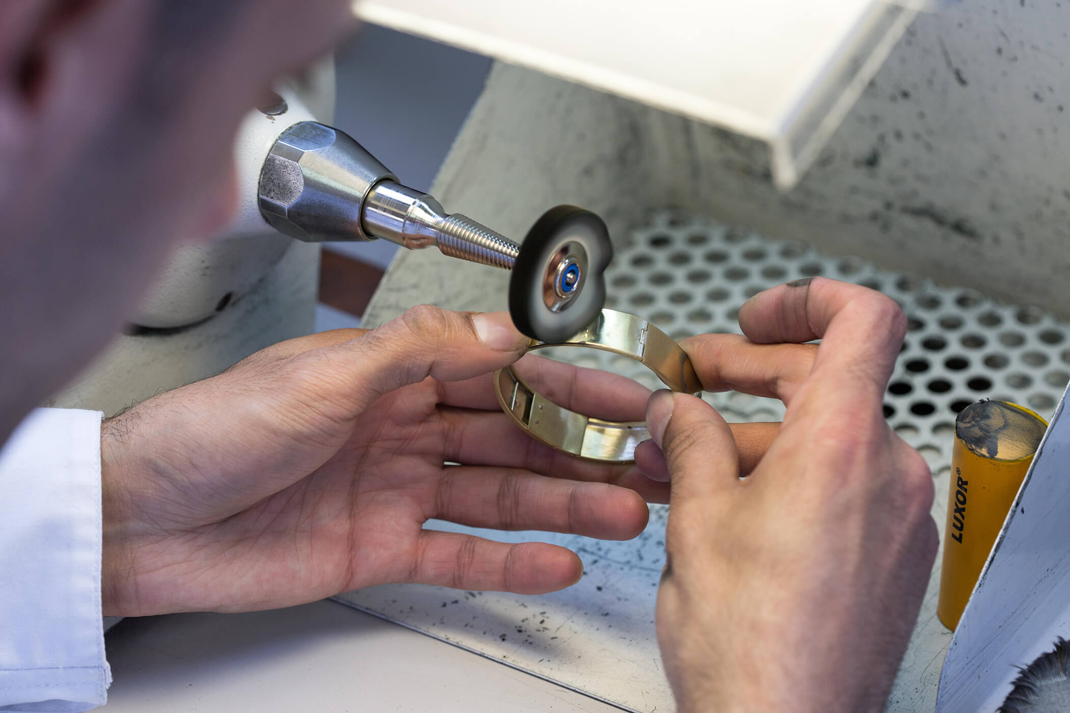 Formation au polissage et traitements de surface en bijouterie - joaillerie.