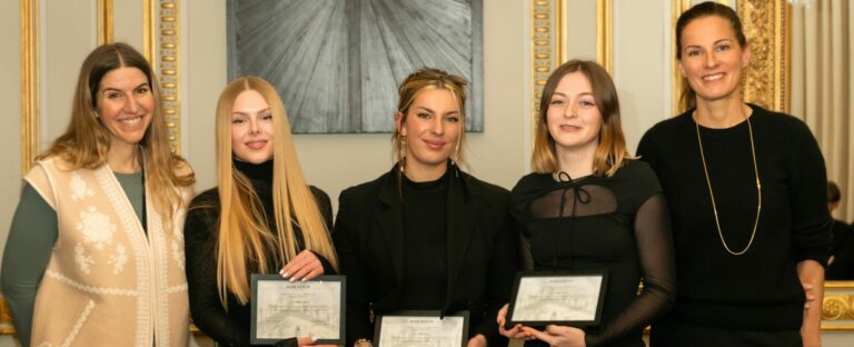 De gauche à droite : Claire Choisne, Directrice des Créations de la Maison Boucheron, Philippa Matić, Othilie Pinot, Maya Mercier et Larissa Bugnet, Responsable des collections de Haute Joaillerie Carte Blanche.